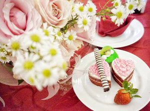 Great food
Lovely pink roses
Sweet red velvet
Nice music
Completed by you
Perfect
.
.
#weddinganniversary #astonhotel #fabiayyiallairobbikumatukadzibaan #Alhamdulillah
#clozetteid