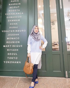 Smile is the prettiest thing you can wear 😊
.
Today's #hootd : 
Top : #blueginghamtop from @rjbyroswitha 
Scarf : #jasmineinstanthijab from @rjbyroswitha
Pants : @uniqlo
Shoes : @michaelkors 
Bag : @toryburch
.
#hijabstyleindonesia 
#myrosylook 
#hijabfashion 
#clozetteid
