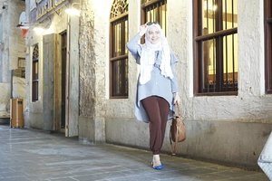 Be a tourist today at #souqwaqifdoha .Enjoy your holiday !Full outfit by @rjbyroswitha ...#clozetteid#travelbloggers#indonesianhijabblogger #indonesianhijabbrand #hanatop grey#joggerpants brown#myrosylook#rjbyroswitha