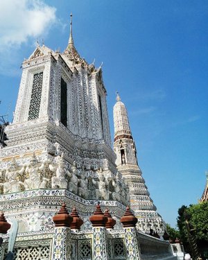 Wat Arun atau Kuil Fajar merupakan salah satu Kuil Buddha yang berada di hulu sungai Chao Praya. Wat Arun berusia lebih dari 200tahun terbuat dari poselen. Wat Arun merupakan tempat yang wajib di kunjungi wisatawan yang berkunjung ke Bangkok.
.
.
.
.
.
.
.
#mytripmyhappiness #happy #explore #explorebangkok #explorethailand #trip #holiday #jalanjalan #traveller #traveling #travelgram #cute #beautiful #awesome #likes #thailand #bangkok #potd #photography #instaphoto #instapic #vsco #vscocam #vscobest #watarun #travel #instalike #clozetteid #vacation #fun