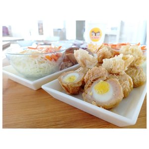 Crunchy outside, tasty inside. - ekkado.#hokbenfotografi2018 #hokbenfood...#hokben #japanesefood #flatlay #food #dinner #lunch #dumpling #pictureoftheday #potd #clozetteid #teriyaki #eat #balifoodies #nomnombali #deliciousbali #salad #foodphotography #ekkado