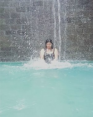 Aquarius dikasi air mah demen.

#jalanbarengvina #vinainbali
.
.
.
#pool #waterfall #weekend #weekendmood #weekendvibes #sweetescape #shortgateway #sunday #sundaymorning #clozette #clozetteid