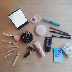 Today's essentials.

#motd #makeupoftheday #makeupstorage #makeup #makeupgeek #sneakpeekbyvina #sneakpeek #makeupessentials #makeoverid #eminacosmetics #nyxcosmetics #etudehouse #silkygirl #vivacosmetics #purbasarimatte #clozetteid