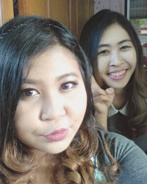Hai! Sabtu kemarin aku menjawab beberapa pertanyaan untuk blog award dari dua blogger ketje tentang beauty dan personal. Aku jawab dengan jujur (mungkin terlalu jujur) dan aku juga tag @viniamanda untuk menjawab beberapa pertanyaan anehku.

Well, sila klik link di bio. Gak usah cie - cie. Nanti kalian jomblo.

Ps.
Kalau mau baca jawaban dari Vini, aku sudah kasi link ke postingannya di bawah pertanyaanku.

Makasi buat @lhysherly dan @limaszi udah nanya orang aneh ini! Xoxo

#vinasaysbeauty #liebsteraward #latepost #selfie #motd #makeupoftheday #ombrehair #ibb #indonesianbeautyblogger #balibeautyblogger #beautyblogger #baliblogger #clozetteid