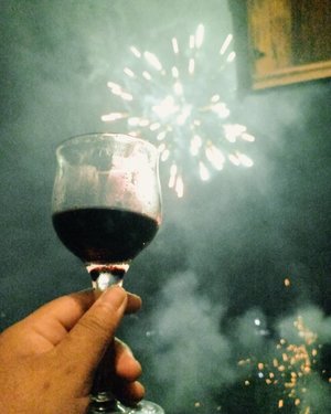 Cheers to 2019!Aku yakin tahun ini bakal febeles. Semoga semua resolusi tahun ini  tercapai. Semoga apa yang dilakukan di 2018 berbuah manis. Semoga semua rencana terlaksana. Semoga tahun ini bertemu dengan orang yang tepat biar gak harus menata hati terus. 😂Yuk mabvk, besok gak kerja kan ya. Lirik @ayudamayanthi @viniamanda.#vinapiknik...#wine #shiraz #shirazwine #fireworks #2019 #2019goals #newyear #happy2019 #newyearseve #goals #clozetteid  #potd #pictureofthedays #night #tahunbaru2019 #kembangapi
