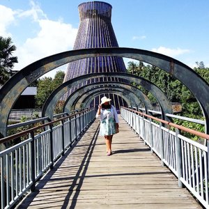 Walking away and find another one isn't easy at all. But I know it's for the best.#jalanbarengvina #vinasinbali...#futurelibrary #tamannusa #tamannusabali #gianyar #bali #walk #pose #future #bridge #jembatan #ootd #latepost #clozetteid