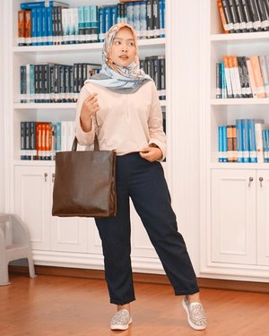 I’m wearing the best seller MADDOX ANKLE PANTS in dark navy from @amygostore ✨ #amygostoreootd #clozetteid