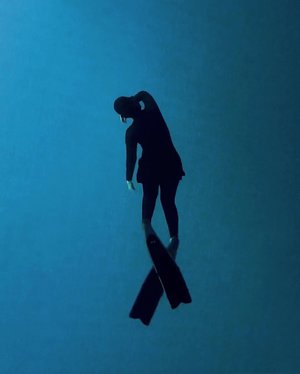 Freediving is about silence. The silence that comes from within (Jacques Mayol) 🦈••••#freediving #freediver #freedivingindonesia #girlsthatfreedive #freediverindonesia #apnea #AIDA #onebreath #freedive #ClozetteID