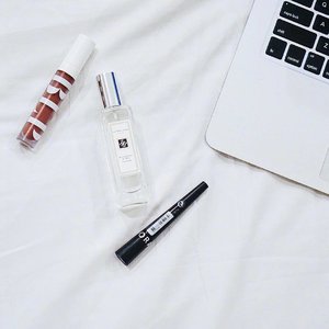 Must have to completemy day
.
.
#blpbeauty burnt cinnamon
#sephora liquid eyeliner
#jomalone parfume english pear 
And my laptop of course
.
.
.
.
#flatlay #essentials #musthave #allwhite