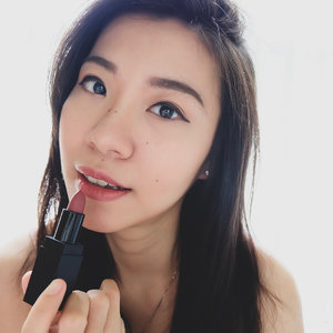 I’m a lipstick junkie. I always feel like i don’t have enough lipstick. And i got this Lipstick from @salsacosmetic, in Maroon color (11)
It has matte finished. Super like💋
Tho it stated “maroon”, you can expect a nice dark nude color! 
All @salsacosmetic products are safe and BPOM.
——
#endorseangeliasamodro #clozetteid #endorsement #endorsementid #beautygram #lipstick #salsacosmetic #lipstickoftheday #blogger #endorseindonesia