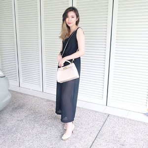 Good Morning! Sharing with you another post how to rock this jelly bag from @lolivia.id .
You can use the long strap for more casual wear or without strap for party/formal look 😊
@lolivia.id has a lot of cute jelly bags for you to choose. Not to mention the super friendly owner/admin who will answer your questions and make sure you satisfied . Really recommended 👍🏻
.
.
#endorsementid #endorsementindo #endorsementindonesia #endorseolshop #endorsesurabaya #angelschoice #potd #lotd #styleXstyle #wiwt #wiwtindo #ootdindo #outfithariini #lookbookindonesia #ootdholic #ootdindonesiaa #clozetteid #fashionindonesia #ootdmagazine #pootd #lookbook #igdaily #dailylook #ootd #clozetter #clozettedaily #clozette