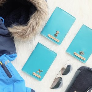 Ready for our long haul flight SIN - FRA - JFK ❄️☃️🎄
Our passport cases from @choeystore_passport
.
.
.
#potd #lotd #flatlay #holiday #flatlays #flatlaystyle #clozetteid #holidaymood #seasongreetings