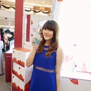 Posing with the new SK-II festive season special edition that match my personality 'Perseverance' for this month of joy. This one is inspired from blue humming bird💙 Perfect for #xmasgifts 😆💞
.
#SKIIGifts #changedestiny #skiimuseum #skii #pinkuroom #beautybloggerid #beautyblogger #clozetteid
