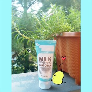 Thanks @sparkling.gee ♥ the hand cream arrived today ^^ will review soon ＼(^o^)／
#secretkey #secretkeyhandcream #handwhippedcream #korean #skincare #cute #blue #beauty #clozetteid #clozettedaily #instadaily #potd #milk