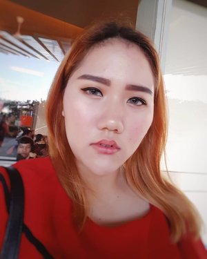 happy international woman's day 👯
.
take a selfie to check my makeup and turns out good so I post 💕
compositions : oily skin + sunset 🌅
.
#selfie #selca #potd #motd #instapic #instagood #makeup #clozetteid