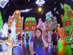 Lights everywhere 😍 there's betty boop cosplay in the back of water fountain on the left, just letting you know 😏😂
.
#dewitraveldiary #universalstudios #uss #singapore #traveling #travel #lightroom #clozetteid
