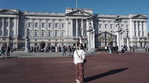 Prince Harry ...where are u? 😁😁😁 #whenuinlondon #traveller #worldtravel #tourist #london #uk #ukstreetwear #europe #girltraveller #clozetteid #streetfashion #palace #walk #walking #buckinghampalace
