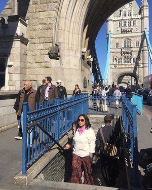 exploring this city by walking
#whenuinlondon #traveller #worldtravel #tourist #london #uk #ukstreetwear #europe #girltraveller #clozetteid #streetfashion #toweroflondon #walk #walking