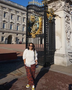 Let me in... #whenuinlondon #traveller #worldtravel #tourist #london #uk #ukstreetwear #europe #girltraveller #clozetteid #streetfashion #palace #walk #walking #buckinghampalace