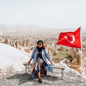 The valley of Cappadocia, its like a dreamy  place. Will be back for sure
.
#clozetteid #travelling #travelaroundtheworld #travelgram #aroundtheworld #travelstyle #streetstyle #streetwear #dsywashere #dsybrangkatlagi #traveljournal #travelgram #cappadocia #cappadociaturkey #bestvacations
