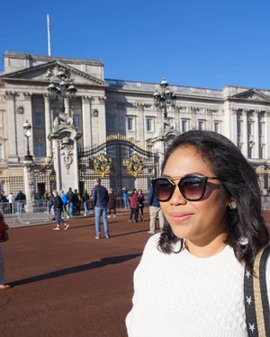 Pamer kacamata 🤣🤣🤣 #throwback #london #buckinghampalace #whenuinlondon #traveller #worldtravel #tourist #london #uk #ukstreetwear #europe #girltraveller #clozetteid #streetfashion #palace #walk #walking #buckinghampalace