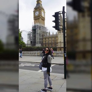 Bigben.#whenuinlondon #traveller #worldtravel #tourist #london #uk #ukstreetwear #europe #girltraveller #clozetteid #streetfashion #walk #walking #bigben🇬🇧 #londonbynight #imnotlost #imhere