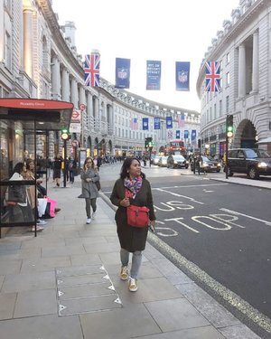 #whenuinlondon #traveller #worldtravel #tourist #london #uk #ukstreetwear #europe #girltraveller #clozetteid #streetfashion #piccadillycircus #shoppingstreet #shoptillyoudrop #shoptime