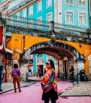 Pink street in Lisbon. Is it a must place to visit? Ehm..i think nah! Its only the street painted with  pink color, good for picture but nothing there. Except you pass by to this street, and then you find your moment to pose
.
#clozetteid #travelling #travelaroundtheworld #lisbon #portugal #pinkstreet #travelgram #aroundtheworld #aroundcityporto #travelstyle #streetstyle #streetwear #dsywashere #dsybrangkatlagi