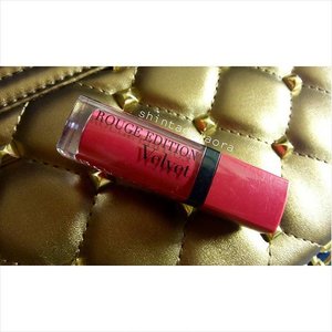 check my full review about this regal @bourjois_id Rouge Edition Velvet in #Frambourjoise by click http://goo.gl/YGYXFYor click the link on my bio :) got it from @makeuptoolshop #clozetteid #beautybloggerid #bourjois #rougeeditionvelvet #review