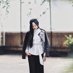 Read my newest post on blog wearing @kivee_ cleo blouse & leather black jacket from @pullandbear quick link on bio 👽 .... . #clozetteid #fashionblogger #fashionbloggerindonesia