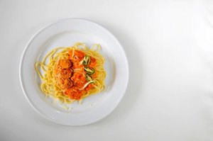 Jangan lupa makan siang. Pura-pura keren di sosial media, juga butuh banyak tenaga 🙈#clozetteid #spaghetti #minimalism #white