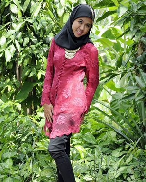 Happy Kartini Day! Let's empower woman and inspire others 😘..#clozetteID #sarihalilintar #hijab #casual #motd #black #red #kebaya #hootd #hijabers