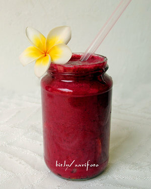 Dare to drink beet smoothie?! Well, it might not that delicious like regular smoothie but it worth. Raw beet is good for your health. It contains a color pigment called betalain. This is a powerful antioxidant, antiinflammatory, fungicidal and aid in detoxification substance. You can add honey to make it more flavorful. Try it!! Kindly click my story as someone who 'makan sebanyak apapun tapi tak bisa gemuk' http://bit.ly/sarihj1  #sarimeals #food #foodporn #foodie #foodpic #foodpics #vegetarian #vegan #smoothie #clozetteid