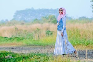 do more of what makes you happy. dream big, work hard, stay focused and above all else surround yourself with good people. Happiness won't come to those who don't appreciate what they already have. be grateful. 
#hijab #clozetteid #sarihalilintar #casual #blue #dress #hootd