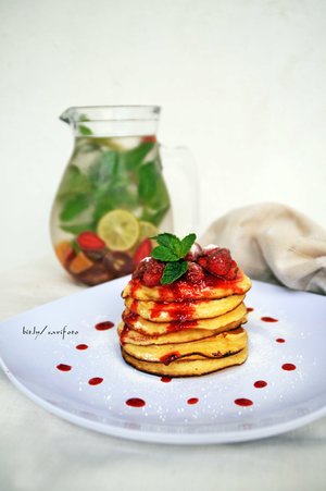 This morning breakfast, tower pancake with organik strawberry jam and infused water. Kindly click my story as someone who 'makan sebanyak apapun tapi tak bisa gemuk' http://bit.ly/sarihj1 #sarimeals #food #foodporn #foodie #clozetteid