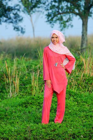 Ikutan #COTW @clozetteid #PrettyinPink aah.. This vintage outfits belongs to my aunt when she was young. But with adding some accessories it's look fabulous and unique! #sarihalilintar #hijab #festive #ootd #pink #vintage #accessories #hootd
