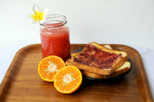 Breakfast this morning : bread with organic strawberry jam, watermelon smoothie and oranges for energizing friday! 

Kindly click my story as someone who 'makan sebanyak apapun tapi tak bisa gemuk' http://bit.ly/sarihj1 #sarimeals #food #foodporn #foodie #smoothie #vegetarian #vegan #clozetteid