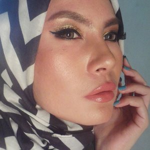 Bronze like a boss? I'm not a professional to do this kind of make up (contouring,bronzing and highlighting). But I love the progress when I'm making a strong contour (jawline, nose etc). It feels like a little pills of happiness 😁 (yakali ngarep bisa samaan kaya cara delevingne gt yah pose ala ala supermodel *kemudian ditimpuk*) #fotd #clozettedaily #clozetteid #hijab #bblogger #makeup #duapuluhtujuhdesember #contour #makeupaddict #makeuplook #bronzegoddess