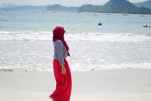 A dreamer, I walked enchanted, and nothing held me back. #beach #ootdbeach #ootdhijab #hijab #hijabbloggers #pantaiselongbelanak #duapuluhtujuhdesember #clozettedaily #clozetteid #bbloggers #travelling #travelblogger #traveller #indonesia #lombok #explorelombok #beachgirl #beautiful #paradise
