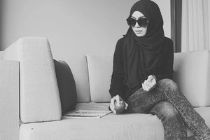 Ego must go. How high you go, stay low. Happy Tuesday  and Happy Fasting ❤ #clozetteid #clozettedaily #blackandwhite #hijabdaily #hijab #indonesianbeautyblogger