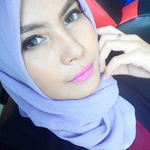 Second Option buat kamu yang lebih suka warna terang atau lebih soft bisa pakai warna lipstik ini. Aku pakai @nyxcosmetics @nyxindonesia Matte Lipstick shade Shocking Pink + Round Lipstick shade FIG 💋💗💄 #nyx #makeuplook #purple #happyfriday #tgif #clozettedaily #clozetteid #makeup #bbloggers #beautyblogger #indonesianbeautyblogger #fotd #hijabbloggers #hijab