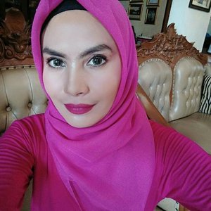 📷 #fotd #boldlips #clozettedaily #clozetteid #bblogger #makeup #makeupaddict #fuschia #hijab #beautybloggerindo #indonesianbeautyblogger #indobeautygram #throwback