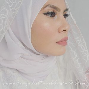 Bridal Make Up Inspired from my fav youtuber @heidimakeupartist ❤ I will upload this makeup look on my blog www.duapuluhtujuhdesember.com soon , collaboration with my travel mate @nonahikaru 👌 #bridalmakeup #beautybloggers #bbloggers #clozetteid #clozettedaily #FOTD #hijab #bridalstyle #white #wakeupandmakeup #makeuplook #makeup #heidihamoud