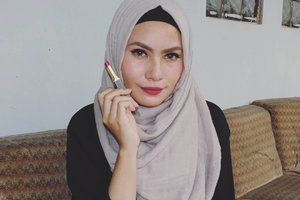@purbasari_indonesia lipstick color matte shade 91 💄 dark burgundy yang kece banget buat pecinta vampy or bold lips💋 pigmented bangets! #purbasari91 #bbloggers #boldlips #fotd #hijab #clozetteid #clozettedaily #makeup #lipstickaddict #purbasari