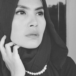 Every single on the planet has a story. Don't judge people before you know them. The truth might surprise you 😇 Happy Thursday! #blackandwhite #hijab #bbloggers #blogger #bbloggerslife #happythursday #throwbackthursday #tbt #fotd #makeup #clozetteid #clozettedaily