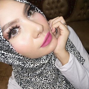 Bulu mata yang super tebal tapi zig zag, ringan dan ukurannya pas. Seri Emily ini bakal bikin mata jadi stunning, apalagi kalau buat acara acara malem hari dengan full make up, ga bikin pegel di mata, serius deh suka ih ❤❤❤ #maafkanmukacloseup #makeup #makeupjunkie #sponsored #lashes #falshies #emily #hijab #fotd #clozetteid #clozettedaily #beautybloggers #indonesianbeautyblogger #bbloggers