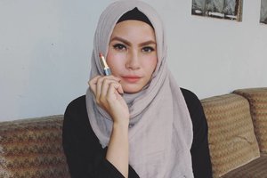 Shade paling nude di bibirku @purbasari_indonesia lipstick color matte no 90. Cocok buat sehari-hari, dandanan no make up make up tapi bagi sebagian orang ini jatuhnya pucet sih tapi di aku nude nya pas👌 #fotd #clozetteid #clozettedaily #bbloggers #hijab #lipstick #purbasari #purbasari90 #makeup #lipstickaddict