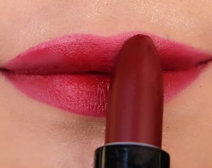My favourite lipstick for semi matte finish from @bourjois_id Rouge Edition 12 Heures 45 Red-outable ❤ bikin bibir nggak cuma kelihatan sehat dan lembab, tapi tetep stand out dengan pilihan warna yang bold gini. Tapi apa kabar sama ketahanannya? Jangan sedih, ini lumayan long lasting dan re-touch up friendly. Karena teksturnya yang creamy, jadi mau apply berkali kali ngga masalah. #LOTD #lipstick #lipstickoftheday #Bourjois #bourjoisid #bourjoisindonesia #bbloggers #duapuluhtujuhdesember #clozetteid #clozettedaily