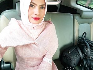 Throwback, wearing my favourite red lips from @yslbeauty No.203 Rouge Rock 👌💋 neeed moreee ysl lippies pleaseee 🙈🙈🙈 #bbloggers #beautyblogger #bulbulpakegaun #bulbuljadifeminine #bloggerbabes #clozetteid #clozettedaily #fotd #throwback #hijab