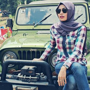 Now that she had nothing to lose, she was free. #travelphotography #travelling #hijab #hijabtraveller #travelblogger #travel #instamood #sunglasses #jeep #offroad #outbound #summer #backpacker #hijab #smile #clozetedaily #clozetteid #blogger #bbloggers #positivevibes